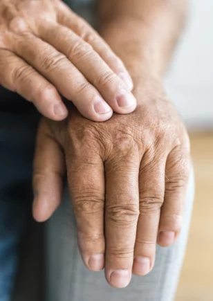 elderly-man-suffering-from-psoriasis-on-hands-2026-01-05-00-53-19-utc